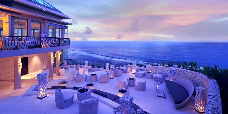 5 Restoran di Bali yang Membuat Pengalaman Makan Malam Anda Ajaib