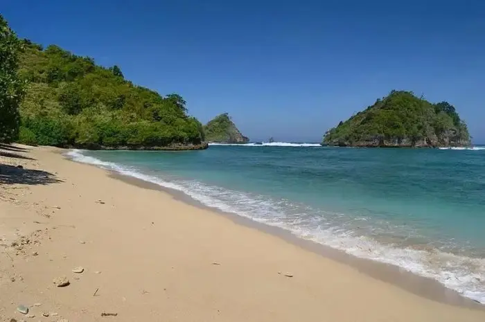 10 Pantai di Malang yang Indah dan Asyik untuk Berenang