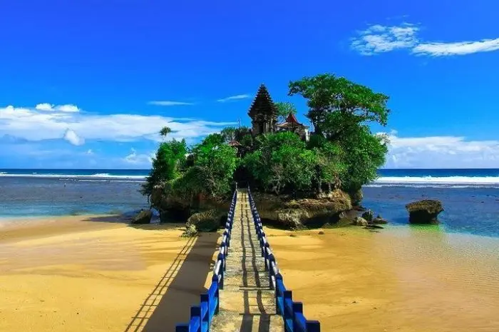 Destinasi Wisata Keindahan Pantai Balekambang Malang, Jawa Timur